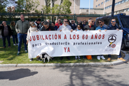 Concentración de los trabajadores de Auvasa ante la sede de la Delegación del Gobierno. ICAL