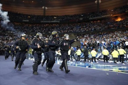 La policía entra en el estadio de Saint Dennis, en la pasada final de Copa entre el PSG y el Marsella.-AFP / THOMAS SAMSON