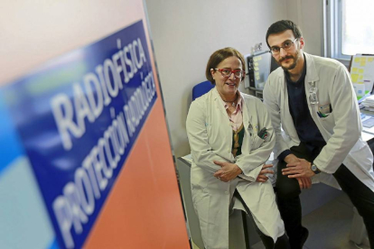 Los radiofísicos Raquel Barquero y Hugo Pérez en el Hospital Clínico de Valladolid-J.M.Lostau