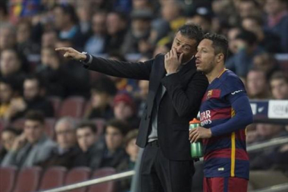 Luis Enrique da instrucciones a Adriano en el Camp Nou.-JORDI COTRINA