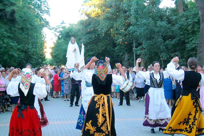 Tradicional ‘romería’ a la Virgen de LasNieves con baile de jotas en uno de los parques de Medina de Rioseco.-EL MUNDO