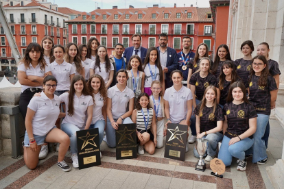 El presidente de la Junta de Castilla y León recibe a las jugadoras del equipo del Munia Panteras, ganadoras de la European League Femenina 22/23. / E. M.