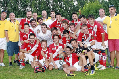 Jugadores y técnicos del Villa de Simancas posan con las medallas y el trofeo de campeones.-Reyes Moyano