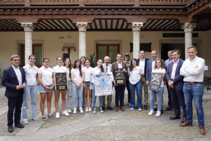 El presidente de la Junta de Castilla y León recibe a las jugadoras del equipo del Munia Panteras, ganadoras de la European League Femenina 22/23. / E. M.