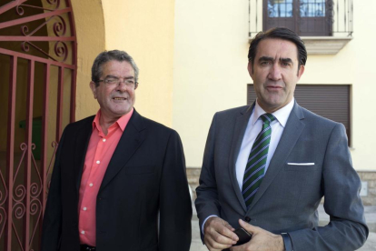 Juan Carlos Suárez-Quiñones con el alcalde de Matilla de los Caños, Ciriaco Tardáguila.-ICAL