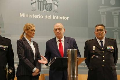 Comparecencia del ministro del Interior, Jorge Fernández Díaz, junto a la Delegada del Gobierno de Madrid, Cristina Cifuentes.-Foto: AGUSTÍN CATALÁN
