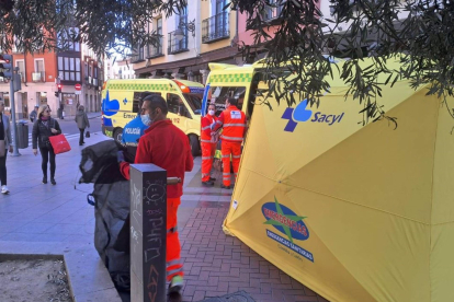 Efectivos de emergencias atienden a heridos en el accidente entre un turismo y un autobús de Auvasa.- POLICÍA MUNICIPAL