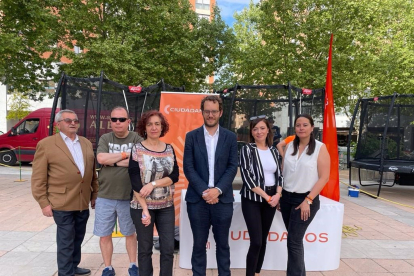 El candidato de Cs a la Alcaldía de Valladolid, Pablo Vicente, y otros cargos de la formación en Parquesol. EUROPA PRESS