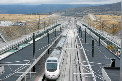 Línea de Alta Velocidad (LAV) entre Madrid y Valladolid a su paso por la estación de Guiomar (Segovia)-DV
