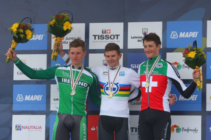 El ganador de la contrarreloj masculina sub 23 del Mundial de Ciclismo de Ponferrada, Campbell Flakemore (C), junto al segundo y tercer clasificado, Ryan Mullen (I), y Stefan Kueng (D)
