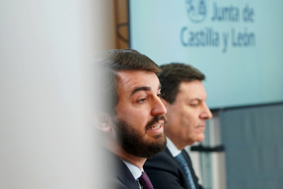 El vicepresidente de la Junta de Castilla y León, Juan García-Gallardo, en la rueda de prensa junto al consejero de Economía y hacienda y portavoz de la Junta, Carlos Fernández Carriedo. ICAL