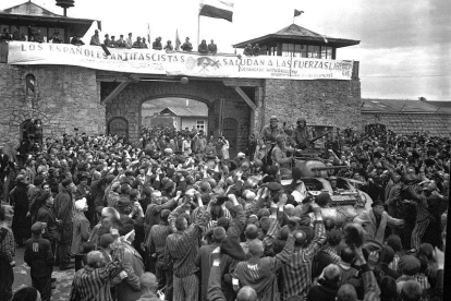 Prisioneros españoles tras la liberación de Mauthausen.-EJÉRCITO DE EE. UU.