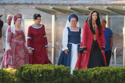 Representación del encuentro entre la Reina Juana y la Reina Isabel en el Castillo de la Mota de Medina del Campo.- PHOTOGENIC