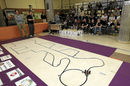 Participantes de una edición anterior del torneo de robótica-Montse Álvarez