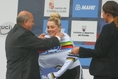 La ganadora de la prueba contrarreloj femenina junior en el Mundial de CIclismo de Ponferrada, Macey Stewart, recibe el maillot arcoiris de campeona