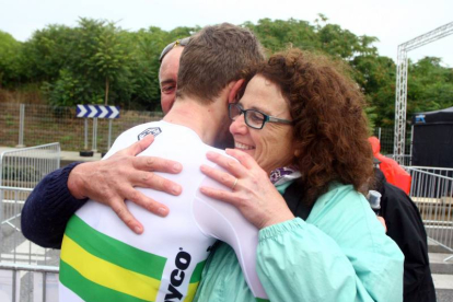 El ganador de la contrarreloj masculina sub 23 del Mundial de Ciclismo de Ponferrada, Campbell Flakemore, es felicitado por sus padres en la línea de llegada