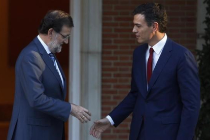 El presidente del gobierno, Mariano Rajoy y el secretario general del PSOE, Pedro Sanchez, durante un encuentro en Moncloa.-AGUSTIN CATALAN