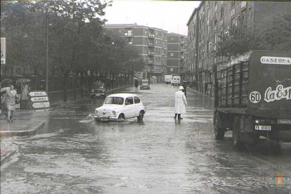 Calle Cardenal Torquemada inundada, con guardia urbano dirigiendo el tráfico en 1971. - ARCHIVO MUNICIPAL DE VALLADOLID