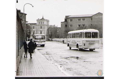 Vista parcial de la calle Cardenal Torquemada, sin pavimentar, con autobús circulando. Al fondo, Palacio Real y a la derecha instituto José Zorrilla en 1970. - ARCHIVO MUNICIPAL DE VALLADOLID