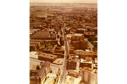 Panorámica de la calle Cardenal Torquemada entre Rondilla y San Pablo en 1983 - ARCHIVO MUNICIPAL DE VALLADOLID