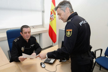El interlocutor policial sanitario de Valladolid, Pablo Holgado, sentado, junto a un compañero.-J.M. LOSTAU
