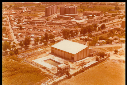 Vista aérea del polideportivo de la Rondilla y la piscina de la calle Cardenal Torquemada de Valladolid durante su construcción, detrás se ve en río Esgueva y el barrio de España en 1980 - ARCHIVO MUNICIPAL DE VALLADOLID