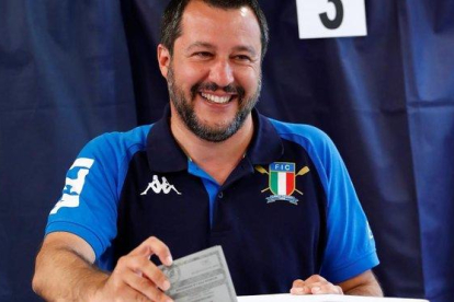 Matteo Salvini votando en Milán (Italia) para las elecciones europeas.-ALESSANDRO GAROFALO (REUTERS)