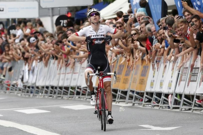 El ciclista holandés consigue una victoria en solitario en la Klasikoa.-EFE / JUAN HERRERO