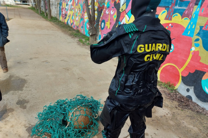 La Guardia Civil recupera cinco bolas decorativas del siglo XVI del Pisuerga. / ICAL