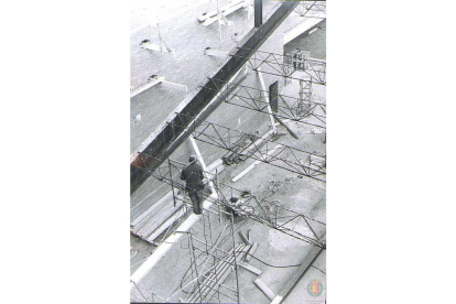 Obrero subido en un andamio durante las obras de construcción de la parroquia de Santa Teresa de Jesús en la calle Cardenal Torquemada de Valladolid en 1960 - ARCHIVO MUNICIPAL DE VALLADOLID