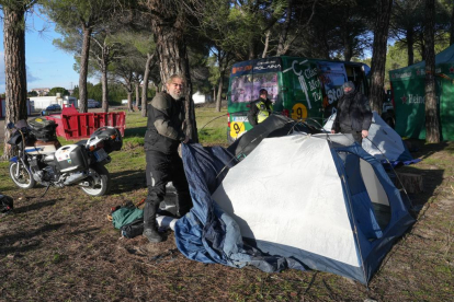 Un motero prepara su zona de acampada en el Pinar de Valdegalindo de Tordesillas para vivir Motauros. -J.M. LOSTAU