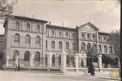 Vista exterior del Instituto Zorrilla de la calle Cardenal Torquemada de Valladolid en 1960 - ARCHIVO MUNICIPAL DE VALLADOLID