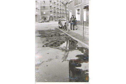 Vista de la calle Cardenal Torquemada de Valladolid con pavimento en mal estado en 1969 - ARCHIVO MUNICIPAL DE VALLADOLID