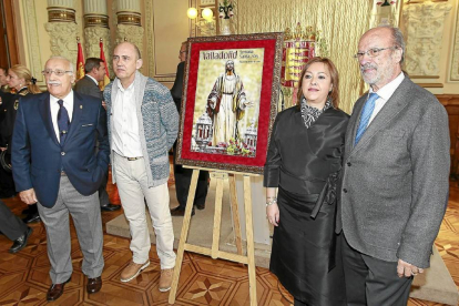 Alonso, Concellón, Domínguez y De la Riva posan ante el cartel de la Semana Santa en el Ayuntamiento-J.M.Lostau