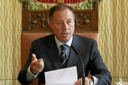 El concejal de Hacienda, Alfredo Blanco, durante la presentación del avance de los presupuestos-J.M.Lostau