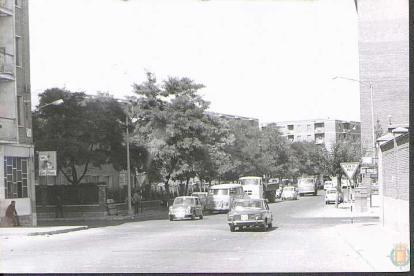 Calle Cardenal Torquemada de Valladolid con vehículos circulando en 1970 - ARCHIVO MUNICIPAL DE VALLADOLID