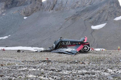 Restos del avión tras el accidente del sábado cerca de Flims, Suiza, que dejó a 20 muertos.-REUTERS
