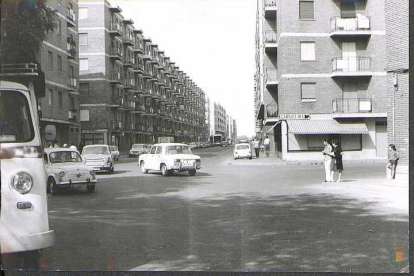 Calle Cardenal Torquemada de Valladolid, a la altura del cruce con la calle Tirso de Molina, con vehículos circulando en 1970 - ARCHIVO MUNICIPAL DE VALLADOLID