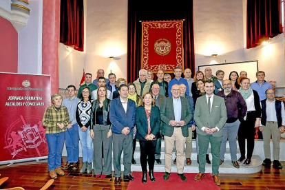 Jesús Julio Carnero junto a los participantes en la jornada de asesoramiento a alcaldes y concejales, ayer en el Hospital Viejo de Valladolid.-ICAL