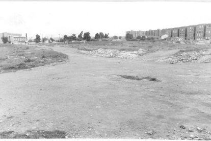 Descampado con vertedero de escombros en el barrio de La Rondilla y el polideportivo de la calle Cardenal Torquemada de Valladolid a la izquierda en 1970 - ARCHIVO MUNICIPAL DE VALLADOLID