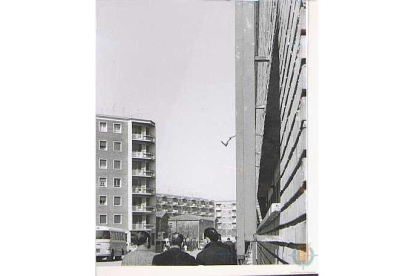 Edificios de viviendas de la calle Cardenal Torquemada de Valladolid, a la altura del cruce con la calle Rondilla de Santa Teresa en 1970 - ARCHIVO MUNICIPAL DE VALLADOLID