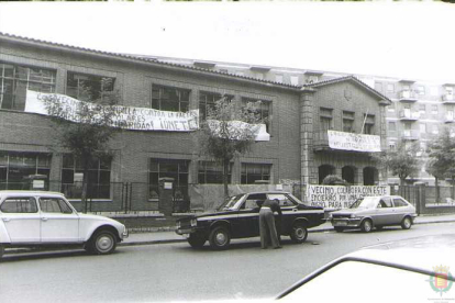 Pancartas en un edificio de la calle Cardenal Torquemada de Valladolid en 1970 que dicen “Los vecinos de la rondilla contra la falta de puestos escolares” - ARCHIVO MUNICIPAL DE VALLADOLID