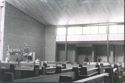 Interior y altar del templo de la Parroquia Santa Teresa de Jesús de la calle Cardenal Torquemada de Valladolid en 1970 - ARCHIVO MUNICIPAL DE VALLADOLID