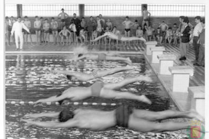 Jóvenes disputando una prueba de cien metros libres en la piscina cubierta del Instituto Zorrilla de la calle Cardenal Torquemada en 1970 - ARCHIVO MUNICIPAL DE VALLADOLID