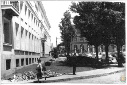 Obras de pavimentación frente al colegio de El Salvador con el Instituto Zorrilla a la derecha en la calle Cardenal Torquemada en 1970 - ARCHIVO MUNICIPAL DE VALLADOLID