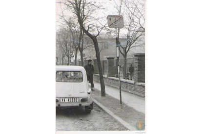 Parada de autobús de la calle Cardenal Torquemada en 1970. - ARCHIVO MUNICIPAL DE VALLADOLID