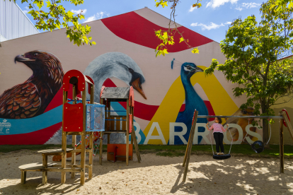 Diversos aves pintan la pared de un edificio de Pajarillos gracias a los 'Murales de la Felicidad'. ICAL
