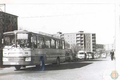 Tráfico en la calle Cardenal Torquemada en 1970. - ARCHIVO MUNICIPAL DE VALLADOLID