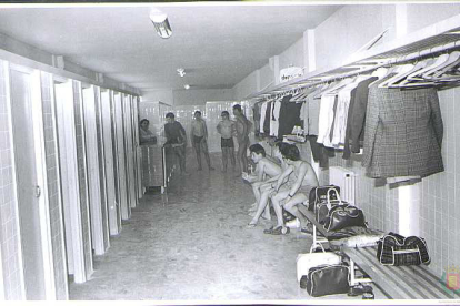 Vestuarios de la piscina del Instituto Zorrilla de la calle Cardenal Torquemada en 1970. - ARCHIVO MUNICIPAL DE VALLADOLID