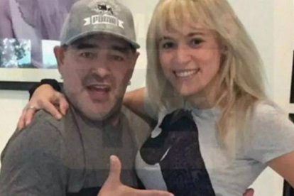 Maradona, con su rostro renovado, junto a su novia, Rocío Oliva.-Foto: PRIMICIASYA.COM